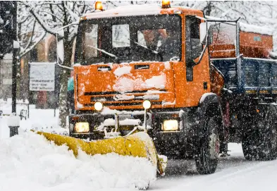 Balayage mécanique d’un parking après intervention hivernale mobile