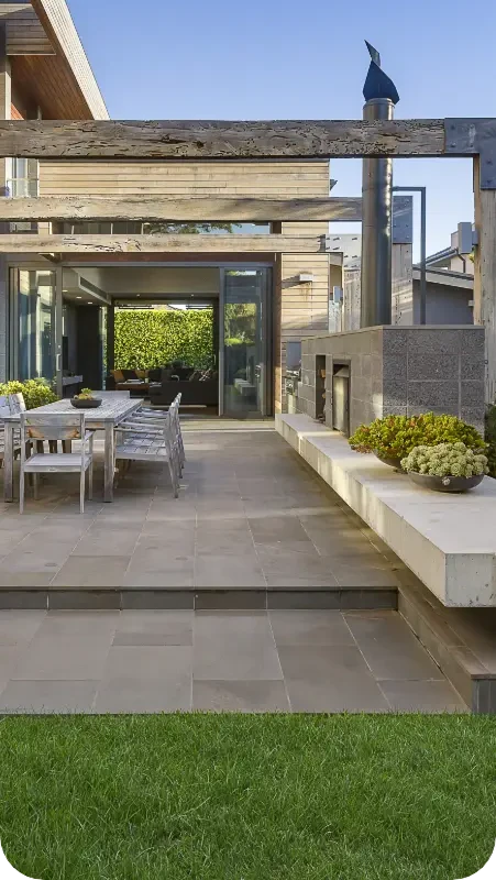 Réalisation complète d’un aménagement extérieur avec matériaux de qualité mobile